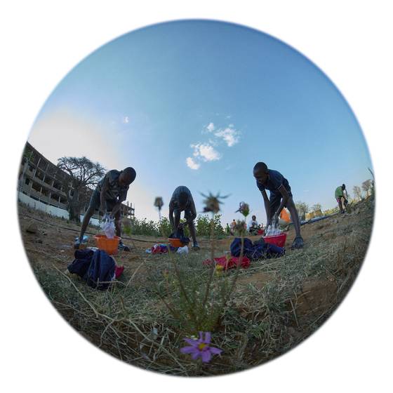 탄자니아 도도마 남학교에서 촬영한 사진들. 이곳 아이들은 학업 외에도 새벽부터 일어나 텃밭을 가꾸는 등 여러 가지 일을 해야 하지만 표정은 한결같이 건강하고 해맑다. 미래를 꿈꿀 수 있기 때문이다. [사진 김보성]