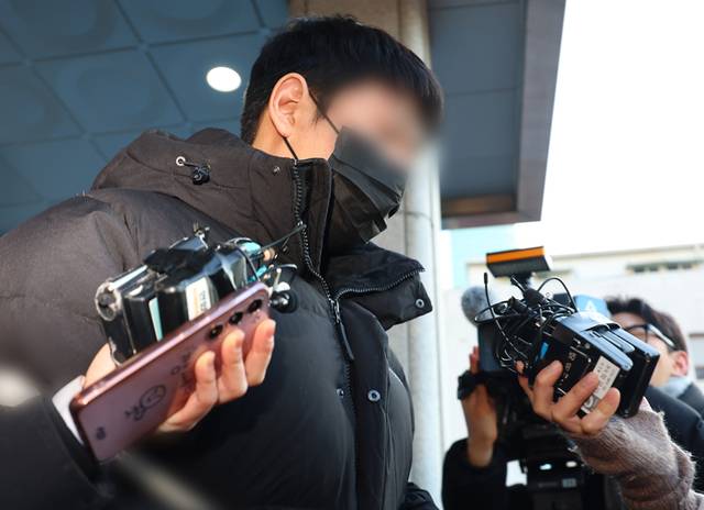 ▲ 텔레그램을 이용해 성착취물을 제작·유포한 사이버성폭력 범죄집단 자칭 ‘자경단’의 총책 A씨가 지난달 24일 오전 서울 성동구 성동경찰서에서 검찰로 송치되고 있다. 연합뉴스 자료사진