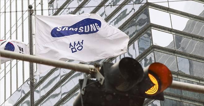 삼성전자는 31일 지난해 4분기 실적을 발표했다. 주력인 반도체 부문은 범용 D램 가격 하락, 고대역폭메모리(HBM) 납품 지연 등 악재가 겹치면서 2조9000억원의 영업이익을 내는 데 그쳤다. 연간 기준으론 매출 300조8709억원, 영업이익 32조7260억원을 기록했다. 사진은 삼성전자 서울 서초사옥.   /임형택 기자