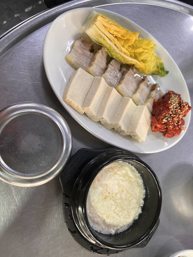 The tofu ossam set is served with a bowl of rice and tofu stew at Baegi Handmade Tofu. (Park Jun-hee/The Korea Herald)