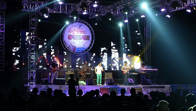 A local amateur band comprised of office workers performs at a festival in Donghae, Gangwon Province. (Yonhap)