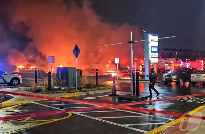 미국 필라델피아에서 지난달 31일(현지시간) 경비행기가 쇼핑몰·주택가 인근에 추락해 다수의 인명피해가 예상된다. /사진=뉴스1(AFP)