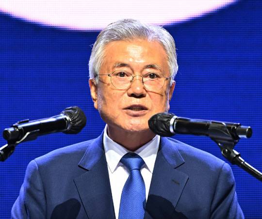 문재인 전 대통령이 지난해 9월 광주 김대중컨벤션센터에서 열린 9·19평양공동선언 6주년 광주 평화회의 ‘평화, 가야 할 그날’ 행사에 참여해 인사말하는 모습. 뉴시스