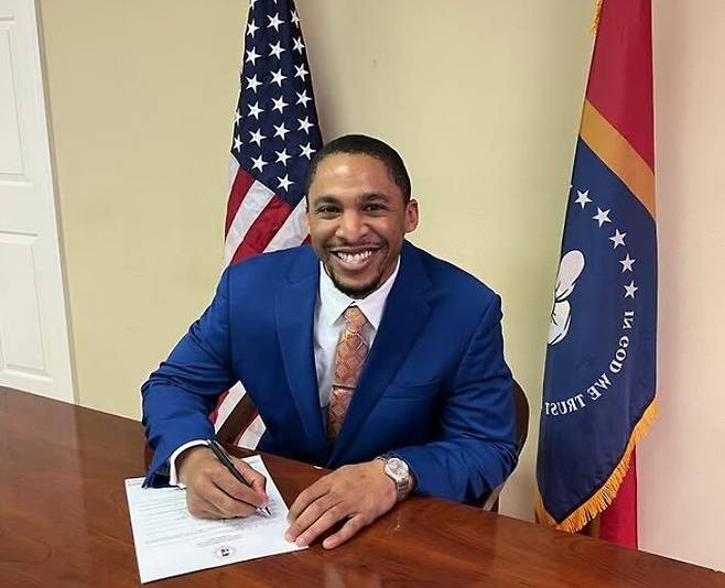 자위 행위를 하는 남성에게 최대 1만 달러(한화 약 1400만원)의 벌금을 부과하는 법안을 발의한 브래드포드 블랙몬 미시시피주 주의회 상원의원.  인스타그램