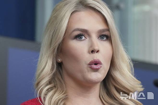 [워싱턴=AP/뉴시스]캐롤라인 레빗 백악관 대변인이 31일(현지 시간) 정례브리핑에서 발언하고 있다. 2025.02.01.