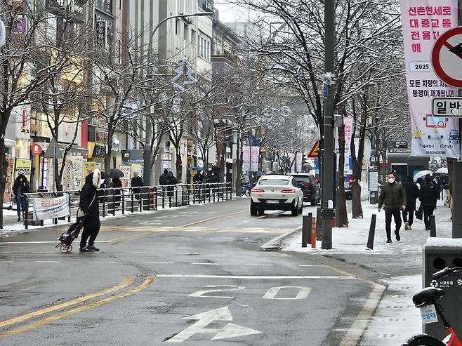 [서울=뉴시스] 이태성 기자 = 31일 오후 서울 서대문구 연세로. 한 보행자가 무단횡단을 하고 있다. 연세로는 올해 1월부터 대중교통 전용지구에서 해제된 바 있다. 2025.01.31. victory@newsis.com *재판매 및 DB 금지