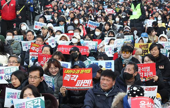 윤석열 즉각 퇴진·사회대개혁 비상행동이 1일 오후 서울 종로구 광화문 인근 도로에서 연 9차 범시민 총궐기대회에서 참가자들이 손팻말을 들고 있다. 연합뉴스