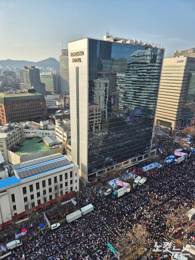 전광훈씨가 이끄는 자유통일당을 비롯한 보수 단체들은 1일 오후 1시부터 서울 종로구 광화문역 인근 동화면세점 앞에서 탄핵 반대 집회를 열었다. 경찰 비공식 추산에 따르면, 집회에는 약 3만 명이 참석했다. 박희영 기자