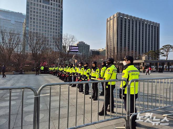 탄핵 찬반 집회가 동시에 개최된 광화문 일대는 집회 참가자들이 몰리면서 긴장감이 고조됐다. 경찰은 이들의 충돌을 방지하기 위해 질서 유지에 나섰다. 박희영 기자