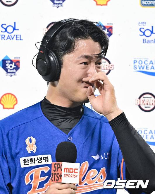 [OSEN=박준형 기자] 1553일 만에 승리투수가 된 한화 이상규가 눈물을 보이며 인터뷰를 하고 있다.  2024.08.24 / soul1014@osen.co.kr
