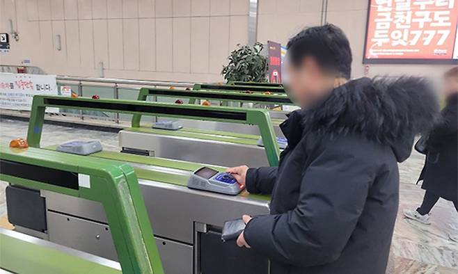 한 외국인 영주권자가 서울 지하철 2호선 대림역을 이용하고 있다. 국윤진 기자