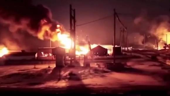 1월 8일 러시아 남부 사라토프주 엥겔스시에 있는 석유 저장고가 우크라이나군의 대규모 드론 공습을 받았다. 공습 직후 대형화재가 발생한 석유 저장고의 모습. SNS 캡처