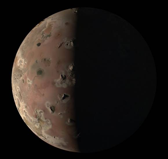 2023년 12월 30일 주노가 수많은 활화산으로 가득찬 목성 위성 이오의 생생한 모습을 근접해 포착했다. 사진=NASA/SWRI/Image Process by Kevin McGIl