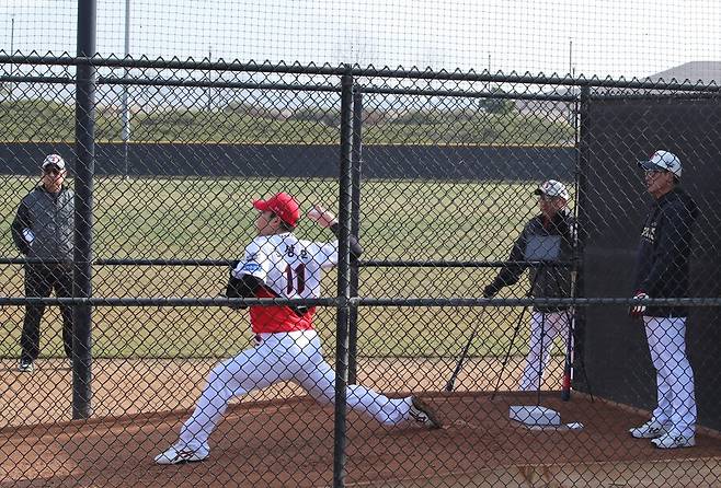 ▲ 조상우의 첫 불펜 피칭은 구단 수뇌부가 모두 모여 지켜볼 정도로 뜨거운 관심을 모았고, 조상우가 정상적인 페이스를 보여주며 좋은 출발을 알렸다. ⓒKIA타이거즈