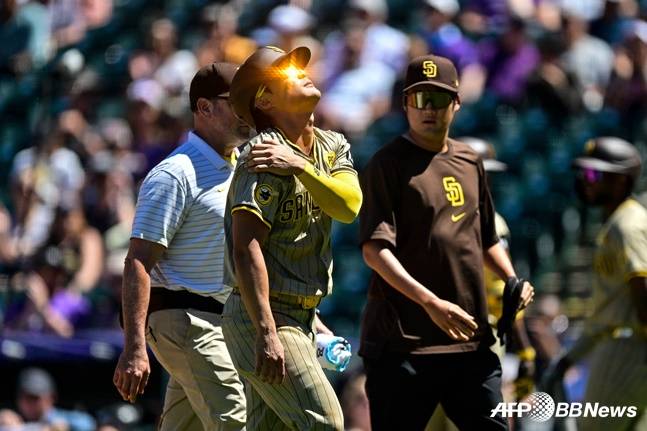 김하성(가운데)이 지난해 8월 19일 콜로라도 로키스전에서 어깨 부상을 당한 뒤 고통스러워하며 교체 아웃되고 있다. /AFPBBNews=뉴스1