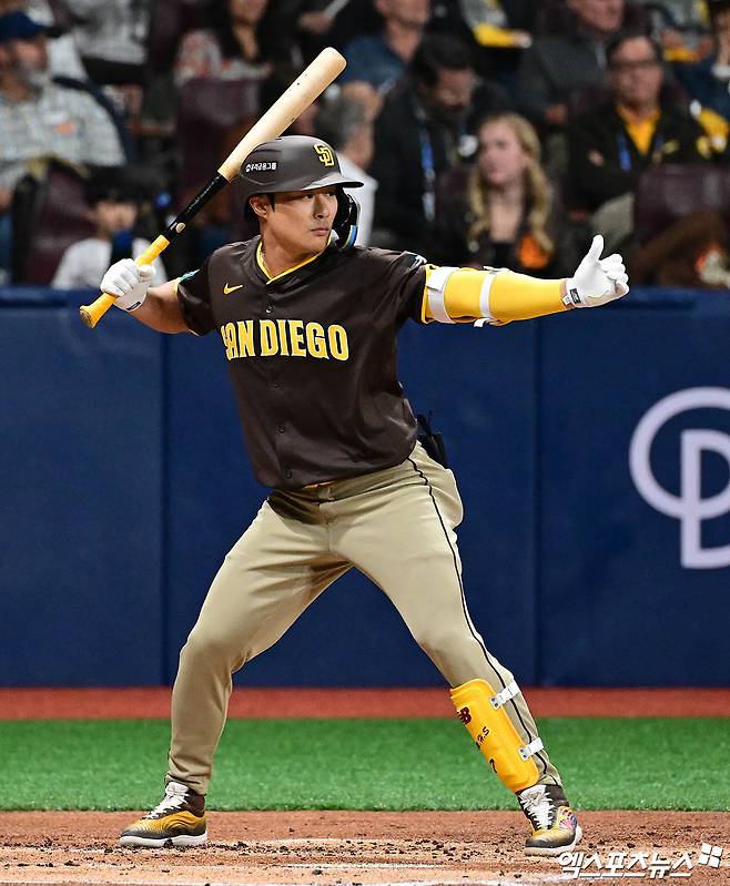 김하성이 지난해 서울 고척스카이돔에서 열린 MLB 월드투어 서울시리즈 LA 다저스와의 공식 개막전에서 타격하고 있다. 김하성은 시즌 종료 후 FA 시장에 나왔고 탬파베이 레이스로 이적했다. 엑스포츠뉴스 DB