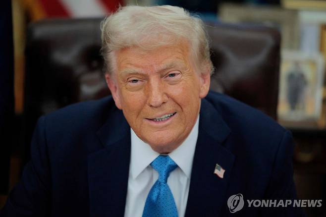 31일(현지시간) 백악관 집무실에서 행정명령 서명 후 기자들과 대화하는 도널드 트럼프 미국 대통령. [AFP=연합뉴스]