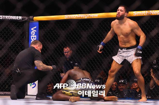 이스라엘 아데산야가 나수르딘 이마보프에게 TKO패를 당한 뒤 쓰러져있다. 사진=AFPBBNews