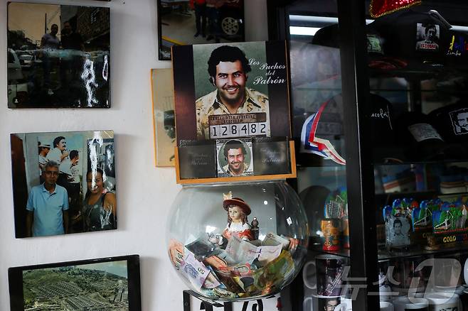 콜롬비아 메데인의 이발소 겸 기념품 가게가 '마약왕' 파블로 에스코바르의 사진으로 장식돼 있다. ⓒ 로이터=뉴스1 김민재 기자 ⓒ News1 김민재 기자