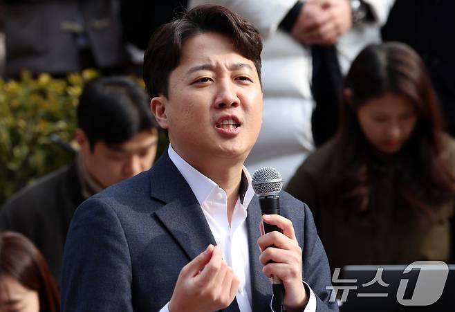 이준석 개혁신당 국회의원이 2일 서울 마포구 홍대거리에서 현안 기자회견을 하고 있다. 2025.2.2/뉴스1 ⓒ News1 김명섭 기자