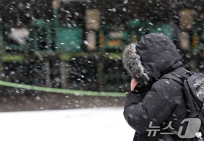 서울을 비롯한 중부지방에 눈이 내리는 지난달 31일 서울 시청역 인근에서 시민들이 발걸음을 재촉하고 있다. 2025.1.31/뉴스1 ⓒ News1 이동해 기자