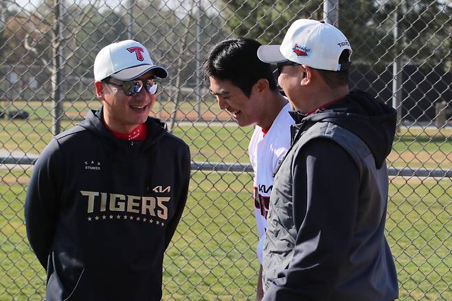 KIA 타이거즈 이의리(가운데)가 정재훈 투수코치, 이범호 감독과 대화를 나누고 있다. 사진제공=KIA 타이거즈