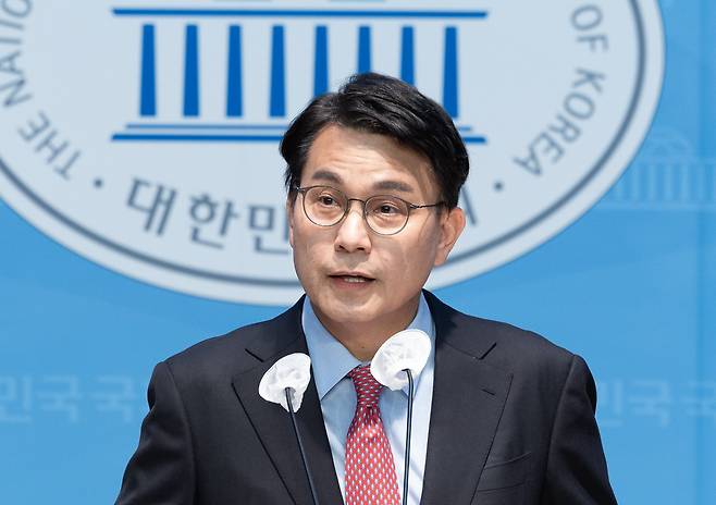 윤상현 국민의힘 의원이 지난달 31일 국회 소통관에서 기자회견을 열고 마은혁 헌법재판소 재판관 후보자가 사퇴해야 한다고 발언하고 있다. /뉴스1