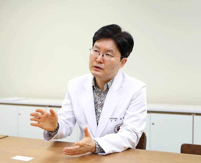 송재준 뉴라이브 대표(고대구로병원 이비인후과 교수)가 22일 서울 고대구로병원에서 조선비즈와 만나 "이명은 마땅한 치료법이 없는 난치성 질환이지만, 지속적인 상담·교육을 제공하는 디지털 치료제와 뇌 자극으로 부교감신경을 활성화하는 전자약으로 치료할 수 있다"고 말했다./고대구로병원