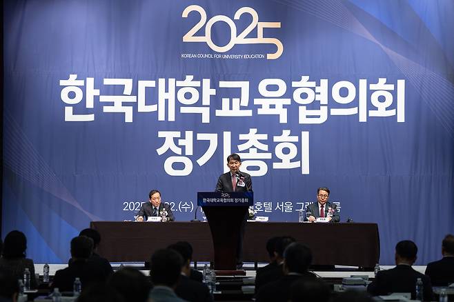 박상규 한국대학교육협의회장이 지난 22일 오전 서울 중구 웨스틴 조선호텔에서 열린 '2025 한국대학교육협의회(대교협) 정기총회'를 주재하고 있다. /뉴스1