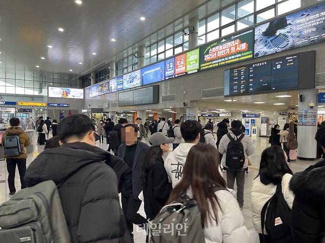 광주송정역 대합실. 귀경객들로 대합실이 붐비고 있다. ⓒ데일리안 김수현 기자