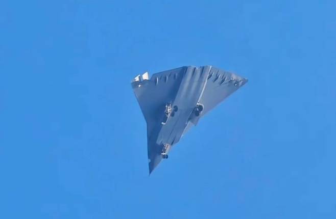 중국 웨이보에서 지난해 12월 모습을 드러낸 6세대 스텔스 전투기. 군사전문가들은 전투기가 아닌 장거리 전투 폭격기 J-36으로 보고 있다. SCMP·뉴시스