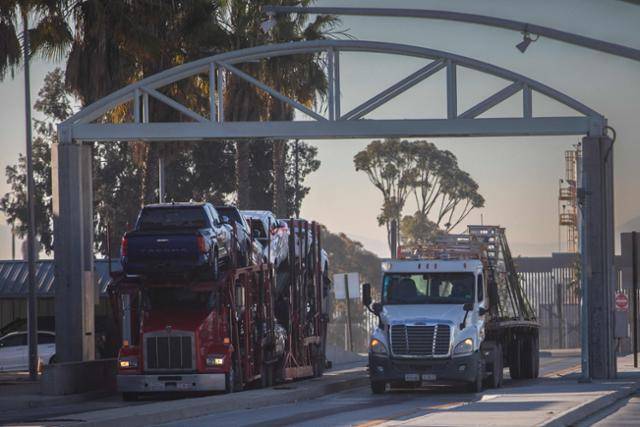 자동차와 철강을 실은 트럭이 1일 미국 캘리포니아주 샌디에이고 오테이 메사 입국 항구에 있는 국경을 넘어 멕시코에서 미국으로 건너오고 있다. 샌디에이고=AFP 연합뉴스