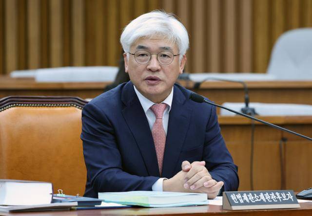 마은혁 헌법재판관 후보자가 지난해 12월 23일 국회에서 열린 헌법재판소 재판관 선출에 관한 인사청문회에서 의원 질의에 답변하고 있다. 뉴시스