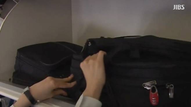 기내 짐칸에 가방을 보관하는 모습. 보조배터리를 짐칸에 넣는 것이 화재 위험을 키울 수 있다는 우려가 제기되고 있다.