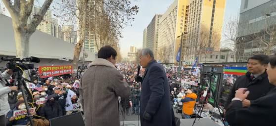 전광훈 사랑제일교회 목사는 지난달 18일 오후 4시 30분쯤 서부지법 앞에서 ″헌법 위에 있는 국민 저항권으로 맞짱 뜨기로 했다″며 ″석방 안 시키면 서울구치소로 들어가서 강제로 (윤석열 대통령을) 모셔야 한다″고 주장했다. 당시 서부지법은 윤 대통령에 대한 구속 전 피의자 심문을 진행했다. 신의한수 유튜브 캡처