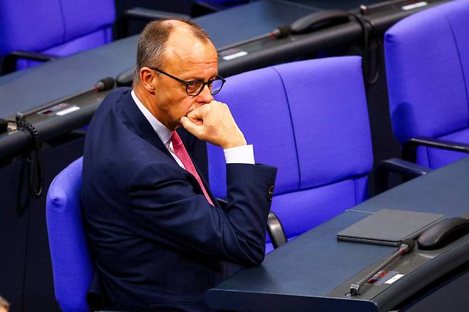 프리드리히 메르츠 독일 기독민주당(CDU) 대표가 1월31일(현지시간) 독일 연방의회에서 법안이 부결된 후 자리에 앉아있다. 로이터연합뉴스