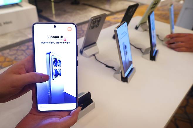 지난 15일 서울 종로구 포시즌스 호텔에서 열린 샤오미코리아 법인 설립 후 첫 기자간담회에서 관계자가 한국에서 선보이는 첫 스마트폰 샤오미 14T를 살펴보고 있다. [사진출처 = 연합뉴스]