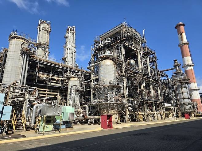 SK에너지는 국내 최초로 지속가능항공유(SAF) 전용 연속 생산라인을 구축했다고 11일 밝혔다. 코프로세싱 방식으로 SAF 연속 생산이 가능하도록 SK에너지가 신규 투자한 바이오 원료 전용 저장 탱크와 전용 배관 등 생산 설비 전경. <SK이노베이션>