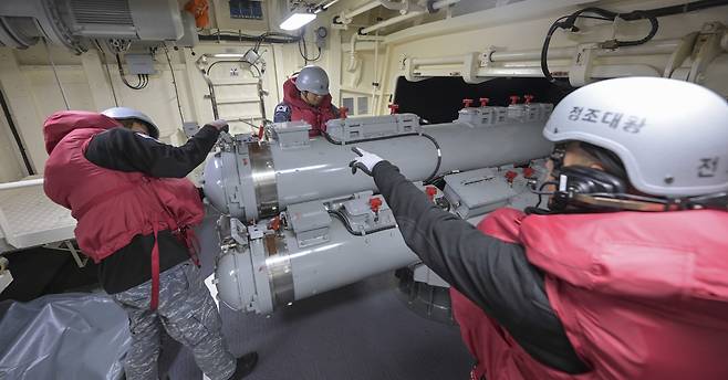 정조대왕함 승조원들의 어뢰 발사 훈련 모습.[해군 제공]