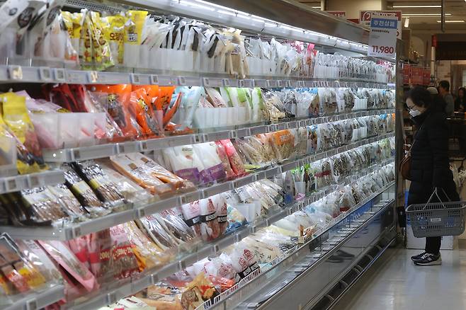 2일 서울 시내 대형마트에서 시민이 장을 보고 있다. [연합]