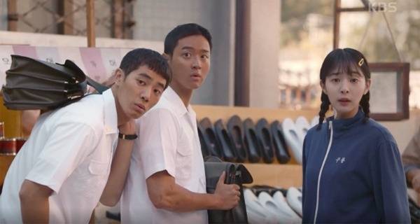 ‘오아시스’에서의 추영우(왼쪽)