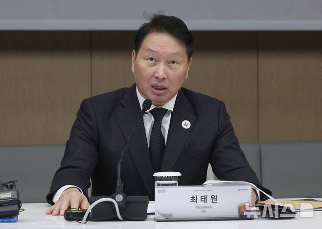 [서울=뉴시스] 김금보 기자 = 2025 APEC CEO 서밋 추진위원회 의장인 최태원 대한상의 회장이 23일 오전 서울 중구 대한상공회의소에서 열린 '2025 APEC CEO 서밋 추진위원회 출범식' 간담회에서 발언을 하고 있다. 2025.01.23. kgb@newsis.com