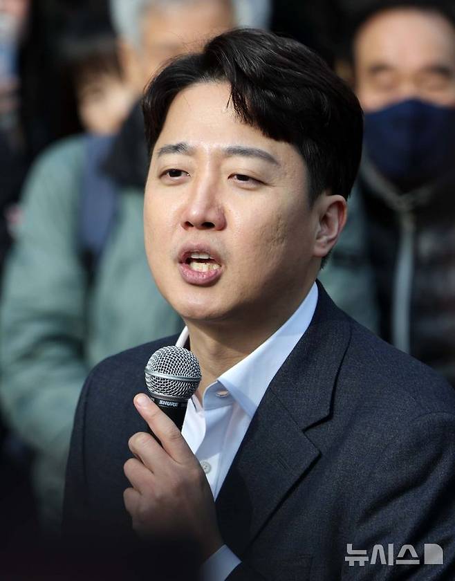 [서울=뉴시스] 고범준 기자 = 이준석 개혁신당 의원이 2일 서울 마포구 홍대 레드로드 버스킹거리에서 정치현안관련 기자회견을 하고 있다. 2025.02.02. bjko@newsis.com