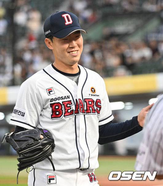 [OSEN=부산, 김성락 기자] 14일 부산 사직구장에서 2023 신한은행 SOL KBO 퓨처스 올스타전 남부(상무·NC·삼성·롯데·KT·KIA)와 북부(한화·LG·고양(히어로즈)·SSG·두산) 리그의 경기가 열렸다. 1회초 종료 후 남부 선발 김유성이 더그아웃으로 이동하고 있다. 2023.07.14 /