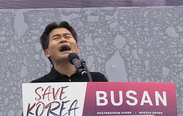 ▲ 1일 개신교 단체 '세이브 코리아'가 주최한 국가비상기도회에 참석한 전한길 씨가 발언하고 있다. ⓒ유튜브 채널 '꽃보다전한길' 영상 갈무리