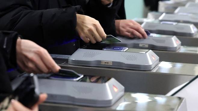 서울시내 한 지하철역에서 시민들이 카드를 찍고 개찰구를 나서고 있다. 뉴시스