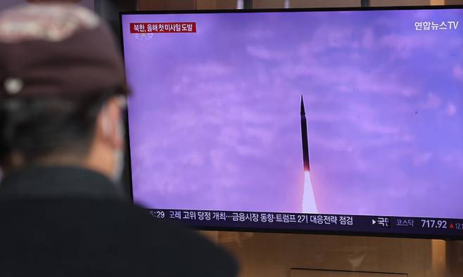 북한이 극초음속 미사일로 추정되는 탄도미사일을 동해상으로 발사한 지난 1월 6일 서울역 대합실에서 관련 뉴스가 보도되고 있다. 연합뉴스