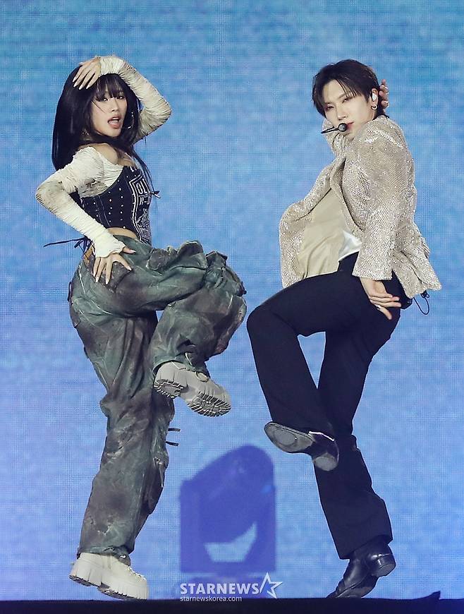 키스오브라이프 나띠, WayV 텐이 지난 27일 오후 태국 방콕 임팩트 챌린저 홀 1-2(IMPACT Challenger Hall 1-2)에서 진행된 '제 9회 아시아 아티스트 어워즈'(The 9th Asia Artist Awards)'에 참석해 멋진 콜라보 무대를 선보이고 있다. /사진=김창현 chmt@