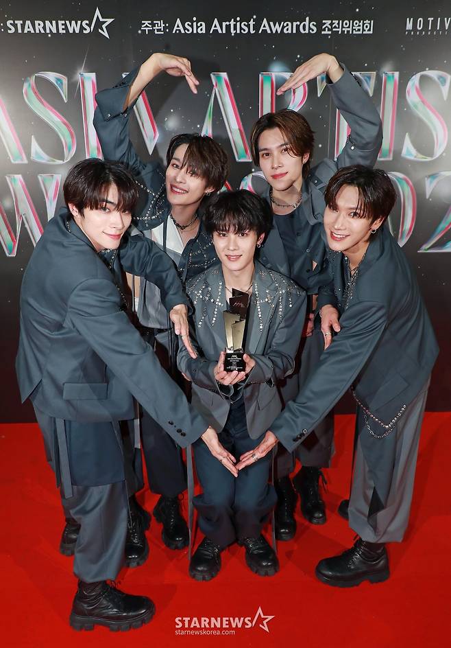 그룹 웨이션브이가 27일 오후 태국 방콕 임팩트 챌린저 홀 1-2(IMPACT Challenger Hall 1-2)에서 진행된 '제9회 아시아 아티스트 어워즈'(The 9th Asia Artist Awards, 이하 'AAA 2024')에서 AAA 베스트 아티스트상을 수상한 뒤 포즈를 취하고 있다.  연말 최고의 글로벌 축제의 장으로 펼쳐진 'AAA 2024'에는 올 한 해를 빛낸 톱 아티스트들이 총출동했다.  가수 부문에는 뉴진스(NewJeans), 르세라핌(LE SSERAFIM), 비비(BIBI), 수호(SUHO), 제로베이스원(ZEROBASEONE), 토니 유(TONY YU), 키스오브라이프(KISS OF LIFE), 휘브(WHIB), BUS because of you i shine(버스), DAY6(데이식스), NCT 127(엔시티 127), NCT WISH(엔시티 위시), QWER(큐더블유이알), TWS(투어스), WayV(웨이션브이), &TEAM(앤팀)(이하 가나다, ABC, 특수문자 순) 등이 출연했다.  배우 부문에는 김민, 김수현, 김혜윤, 박민영, 변우석, 안보현, 장다아, 조유리, 주원, 최보민, Gemini & Fourth(제미나이 & 포스), SAKAGUCHI KENTARO(사카구치 켄타로) 등이 함께해 연말 방콕의 밤을 화려하게 수놓았다. 류준열과 장원영, 성한빈은 MC로 호흡을 맞췄다.  'AAA 2024'는 스타뉴스가 주최하고 AAA 조직위원회, 모티브 프로덕션(MOTIVE PRODUCTION), 박스 라이브(BOX LIVE)가 주관한다. /2024.12.27 /사진=이동훈 photoguy@