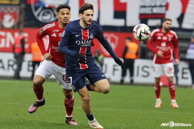 흐비차 크바라츠헬리아(오른쪽)가 2일(한국시간) 프랑스 브레스트의 스타드 프랑시스 르 블레에서 열린 2024~2025시즌 프랑스 리그1 20라운드 경기 중 드리블 돌파를 시도하고 있다. /AFPBBNews=뉴스1